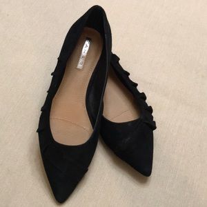 Tahari Pioneer Ruffled Suede Point-Toe Flat size 7.5